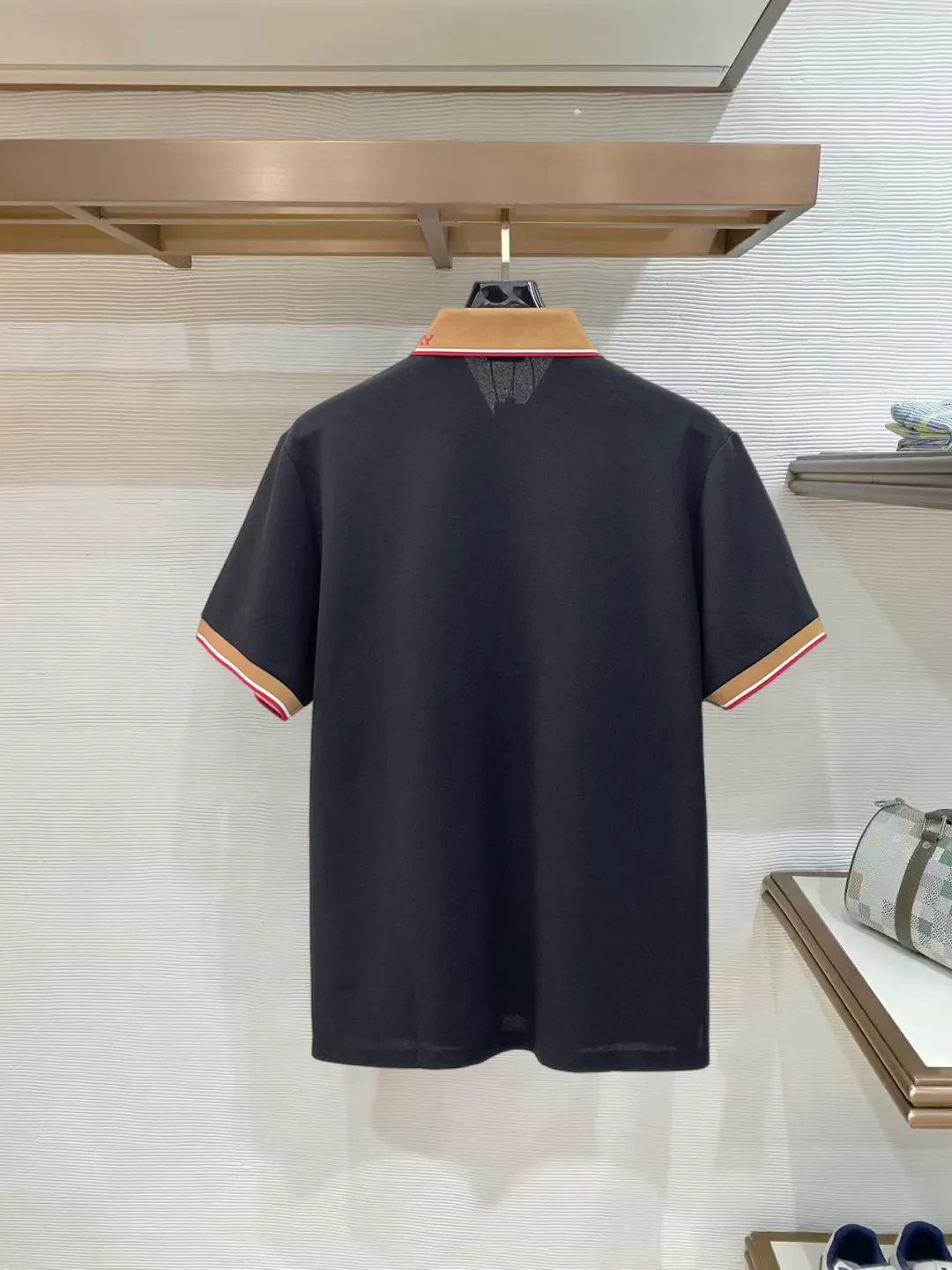 Burberry New Arrival Polo shirt, complete with three labels, original fabric, original customized accessories, official Same Style, made of 210g pure cotton pique fabric, customized same-tank dyed fabric, very comfortable and smooth to the touch, very wide and stylish, produced by the first-line brand Factory, imported Behringer embroidery machine, embroidery is full and textured, the collar rib is woven with imported yarn, does not deform after long-term wear, the most New Arrival style in spring and summer, fashionable and individual Super Versatile and good-looking. It is very suitable for both men and women. It is a must-have for everyone. Size: S-XXL